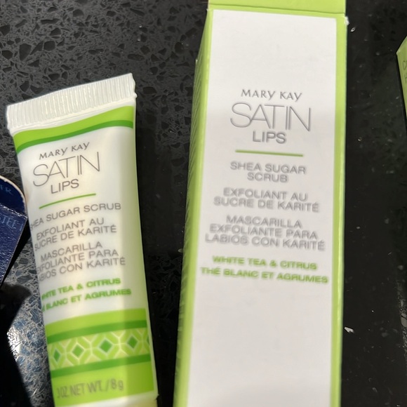 Bundle of Mary Kay Lip Balms - Picture 4 of 6